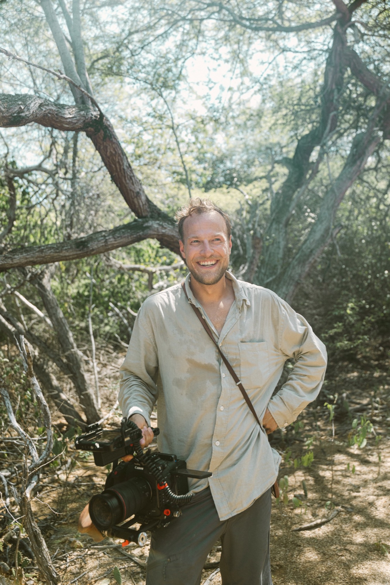 Joachim Blomme carrying a cinema camera in the jungle
